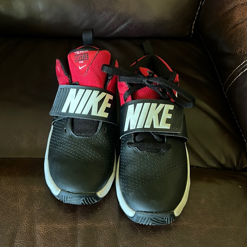 👟👟Nike size 5.5 boys red and black and white one doesn’t have straps